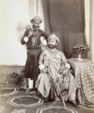 Sua Alteza Maharaja Tukoji Rao (1844-86) II de Indore e atendente, 1877 (albumen print) de S. and Shepherd, C. Bourne