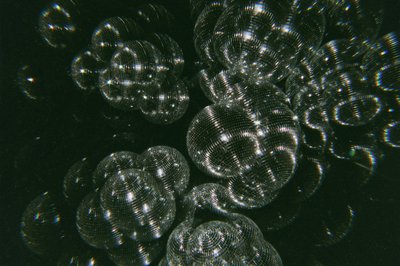 Bolas de discoteca cintilantes de Samantha Hearn