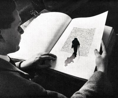 Homem lê «Lone Journey» de Sammy Slabbinck