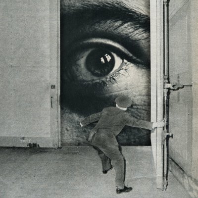 Um olhar surreal para além da porta de Sammy Slabbinck