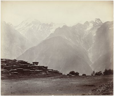 Vista de Chini com o Himalaia ao fundo Vista panorâmica em Chini (título original) de Samuel Bourne (attributed to)