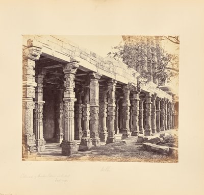 Deli; Colunata de pilares hindus no Kutub Minar, lado leste de Samuel Bourne