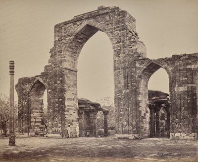 Deli. Grande arco e pilar de ferro perto do Qutub Minar, ruínas da velha Deli de Samuel Bourne