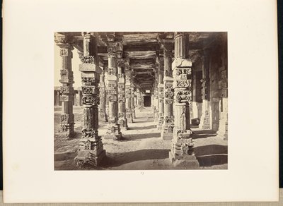 Delhi; O Kutub Minar, vista interior da colunata oriental de Samuel Bourne