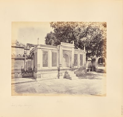 Deli; o túmulo de Mirza Jehangir. É uma bela obra de talha em mármore de Samuel Bourne