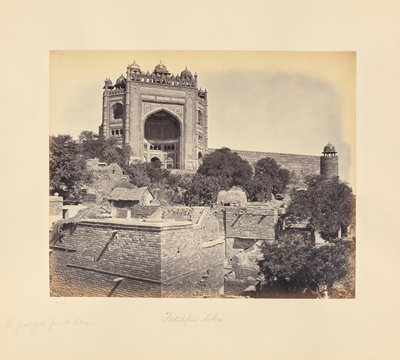 Fatehpur Sikri; a grande porta, vista da aldeia de Samuel Bourne