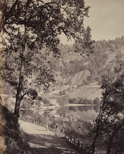 Lago Hyree. Estação de montanha nos Himalaias. Vista do lago Taj com salas de reuniões, Lhutse de Samuel Bourne