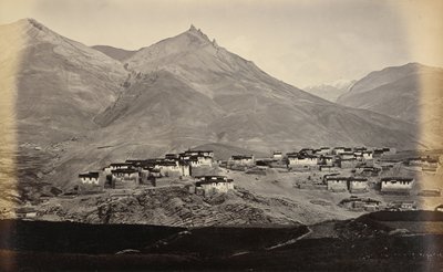 A aldeia de Kibber, Spiti, com Chikkim à distância de Samuel Bourne