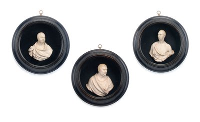 Grupo de três retratos em alto relevo de Samuel Percy