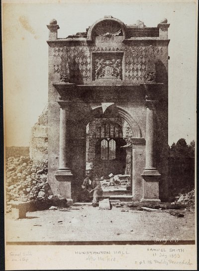 Samuel Smith sentado em frente às ruínas de Hunstanton Hall de Samuel Smith