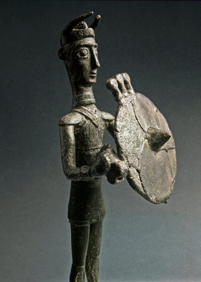 Cultura nuragínica (nuraghi) Sardenha: estatueta de bronze de guerreiro com escudo. Século VIII-7 AC. Museo Nazionale Preistorico Etnografico 