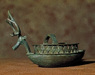 Cultura nuraginesa (nuraghi) Sardo: escultura em forma de barco com figuras de uma cabeça de veado em bronze. Século VIII-7 AC. Cagliari, Museo Nazionale Archeologico, Sardenha, Itália de Sardinia Nuragic Civilization