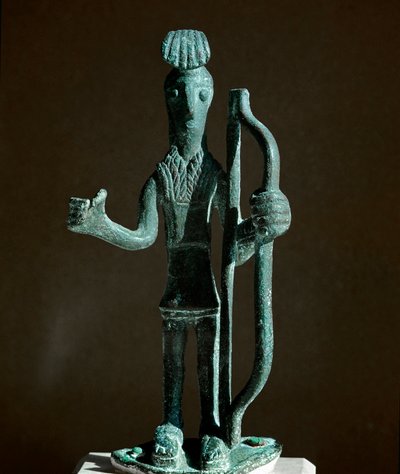 Cultura nuragínica (nuraghi) Sardenha: estatueta de um guerreiro puxando um arco (falta uma lança) em bronze. Século VIII-7 AC. Cagliari, Museo Nazionale Archeologico, Sardenha, Itália de Sardinia Nuragic Civilization