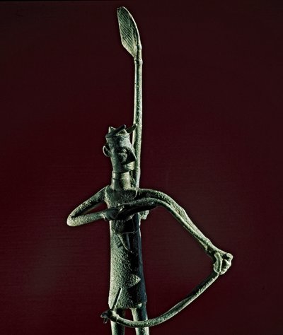 Cultura nuragínica (nuraghi) Sardenha: estatueta de guerreiro puxando um arco de bronze. Século VIII-7 AC. Cagliari, Museo Nazionale Archeologico, Sardenha, Itália de Sardinia Nuragic Civilization