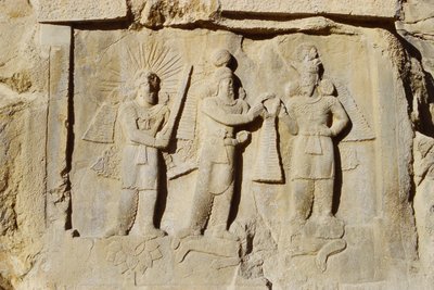 Baixo-relevo da investidura e vitória de Ardashir II (r.379-83) c.379-83 de Sasanian School