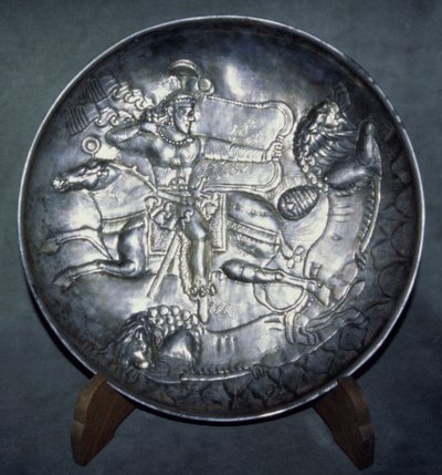 Prato representando o rei Ardashir II (r.379-86), de Sari, Mazandaran, c. 380 dC (prata curada e incisa) de Sasanian School