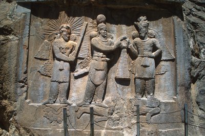 Socorro fora das grutas representando a investidura do rei Ardeshir II (379-383), das grutas sassânidas de Taq-e Bostan de Sasanian School