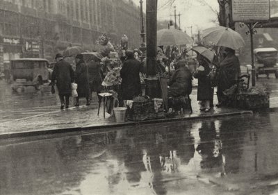 Berlim: Flower Sellers on the Potsdamer Platz; Blumenfrauen am Potsdamer Platz (foto a p/b) de Sasha Stone