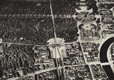 Berlim: Porta de Brandenburg, vista aérea; Porta de Brandenburg vista de um avião (foto a p/b) de Sasha Stone