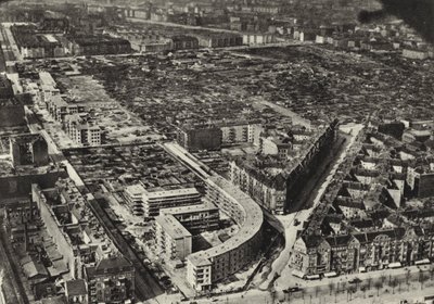 Berlim: Schonlankerstrasse, edifícios residenciais; Dwelling Houses (foto a p/b) de Sasha Stone
