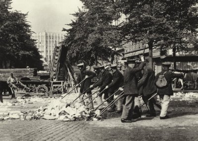 Berlim: Varredores de Rua na Wittenberg Platz; Varredores de Rua na Wittenberg Platz (foto a p/b) de Sasha Stone