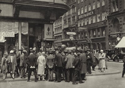 Berlim: Strassenhandler; Comerciante de rua (foto a p/b) de Sasha Stone