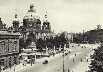 Berlim: Vor der Schlossbrucke; Em frente à Ponte do Palácio (foto a p/b) de Sasha Stone