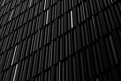 Arquitetura com riscas escuras de Satoshi Hata