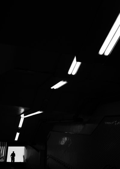 Túnel escuro, saída luminosa de Satoshi Hata