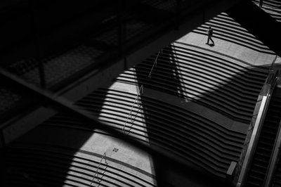 Passeio geométrico entre sombras de Satoshi Hata