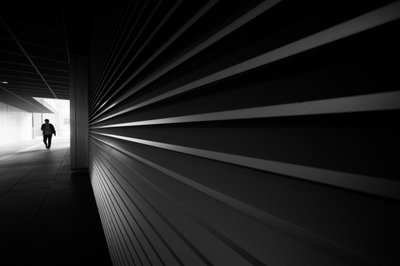 Figura solitária no túnel de Satoshi Hata