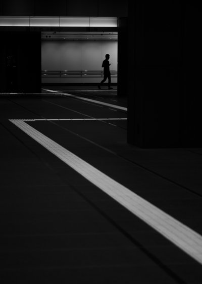 Figura solitária no viaduto subterrâneo de Satoshi Hata