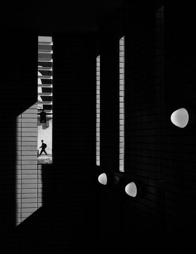 Homem entre sombra e luz de Satoshi Hata