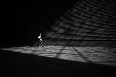 Homem à luz do sol e na sombra de Satoshi Hata