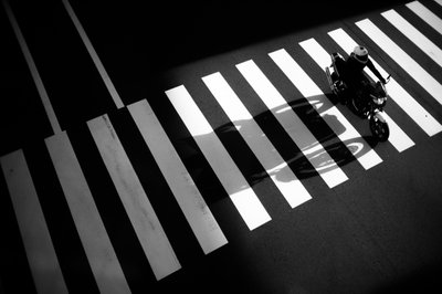 Motocicleta na passadeira de Satoshi Hata