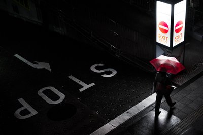 Passeio Noturno do Guarda-chuva Vermelho de Satoshi Hata