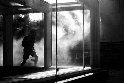 Corredor Urbano Esfumaçado de Satoshi Hata