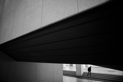 Figura solitária a subir as escadas de Satoshi Hata
