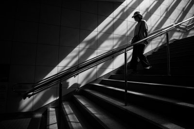 Figura solitária a descer de Satoshi Hata