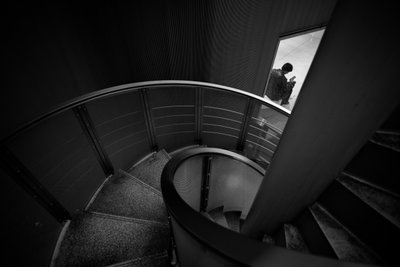 Figura solitária em escadas em espiral de Satoshi Hata