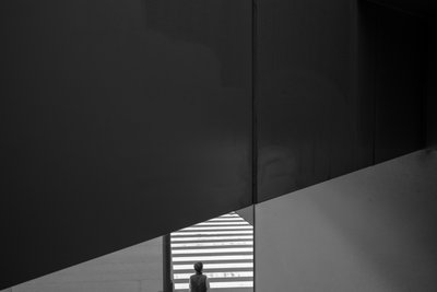 Figura solitária - Geometria urbana de Satoshi Hata