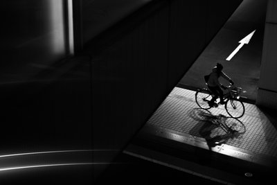Silhueta de um ciclista urbano de Satoshi Hata