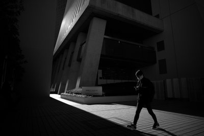 Caminho Urbano na Luz de Satoshi Hata