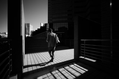 Passeio na sombra urbana de Satoshi Hata