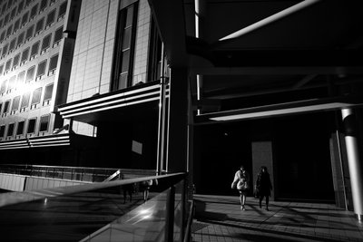 Passeio entre sombras urbanas de Satoshi Hata