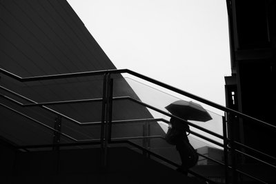 Passeio Urbano com Guarda-chuva de Satoshi Hata