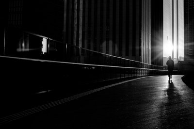 Caminhando em direção à luz de Satoshi Hata