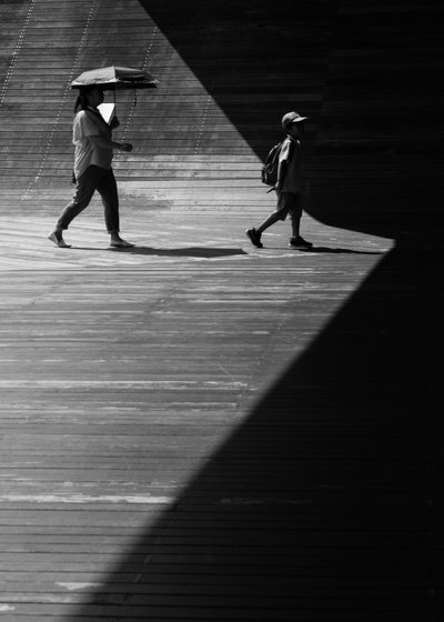 Caminhar na luz e na sombra de Satoshi Hata