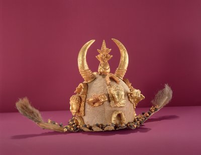 Capacete Asante usado pelos funcionários, do Gana (ouro e pele de animal) de School African