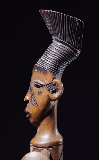 Pormenor de uma harpa Magbetu fina que representa a cabeça finial em perfil (madeira) de School African